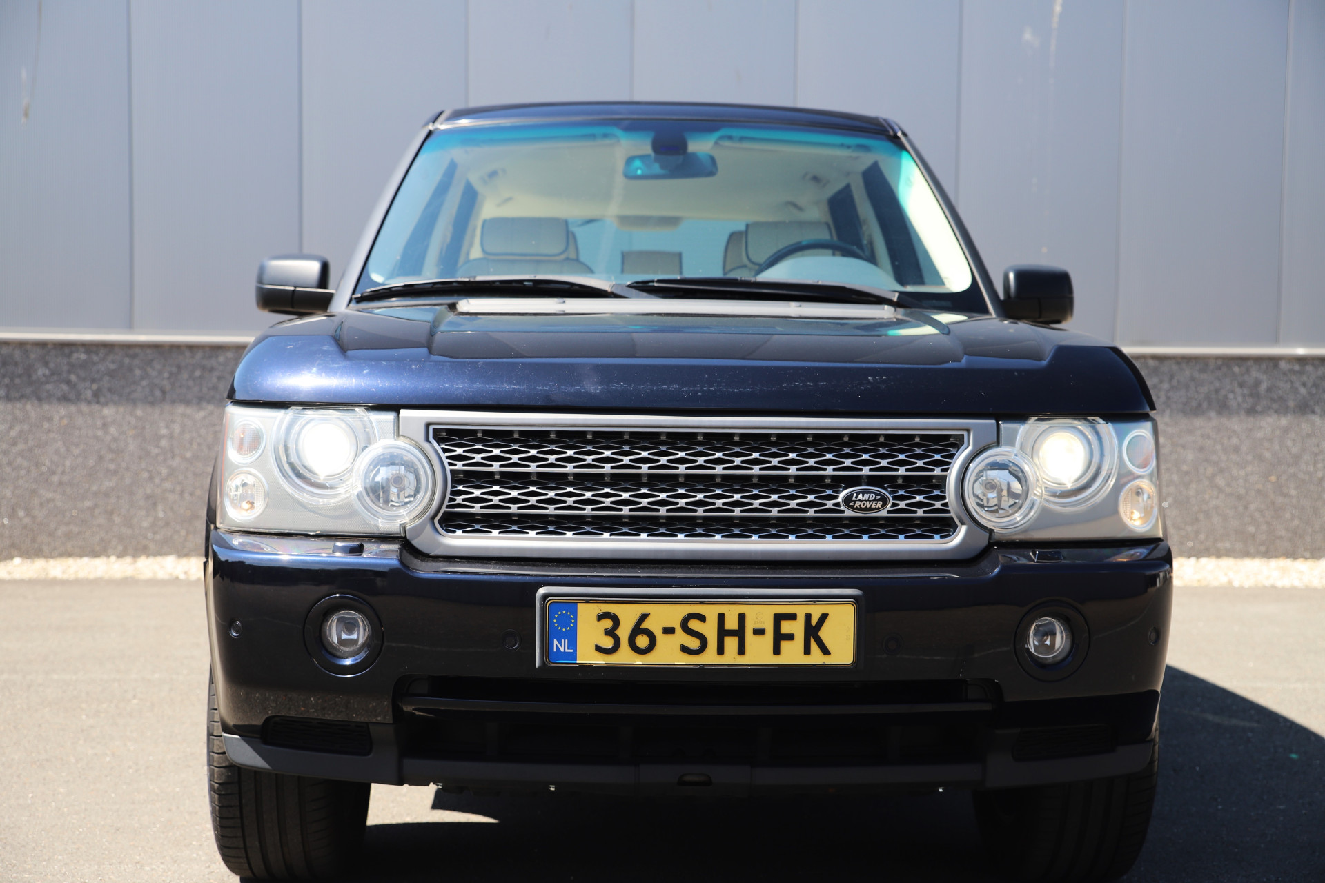 46154364-2.jpg