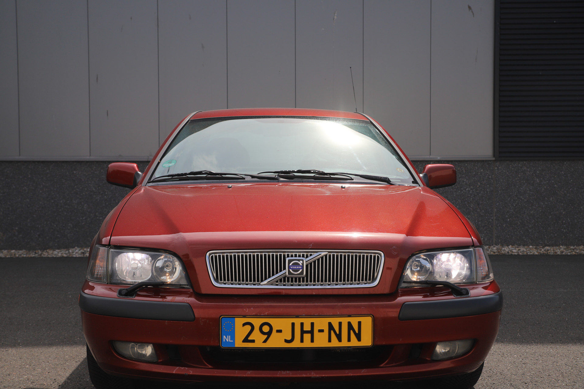 46161518-2.jpg