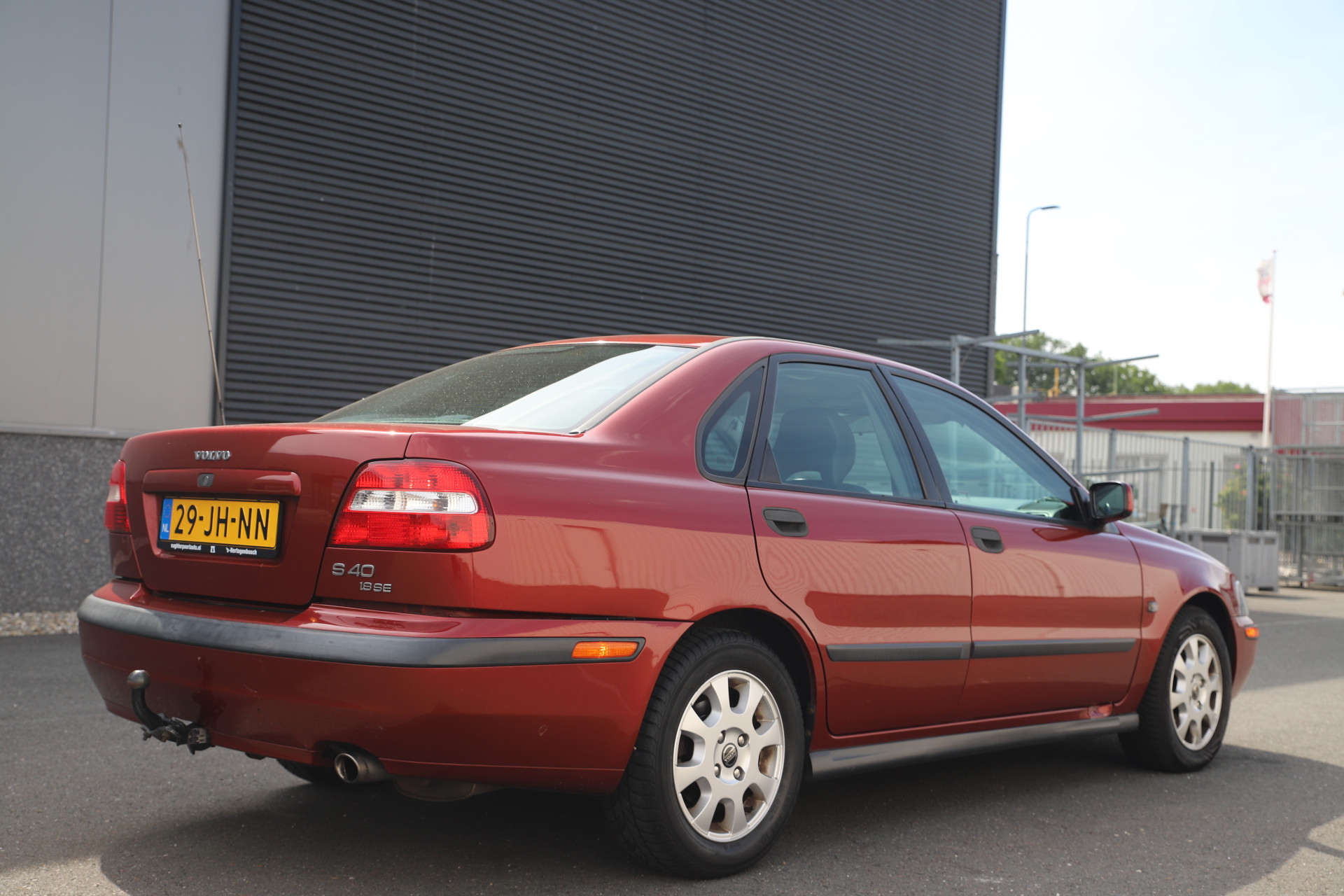 46161518-4.jpg